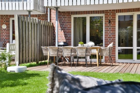 Spring, Day, Garden, Balcony/Terrace, Seating area, Dining area