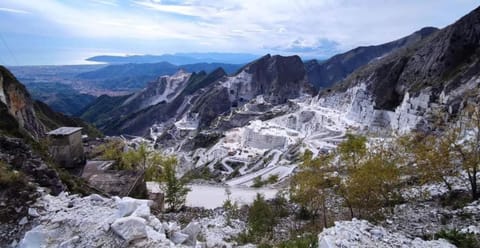 Nearby landmark, Natural landscape, Mountain view