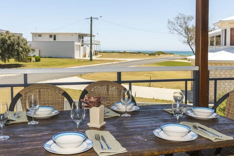 Beach Break - Family Accommodation with Ocean Views Casa in Lancelin