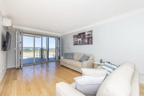 Ocean Surf - Luxury Apartment with Ocean Views House in Lancelin