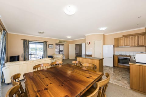 Sea Change - Spacious Family Holiday Accommodation Pet friendly Casa in Ledge Point