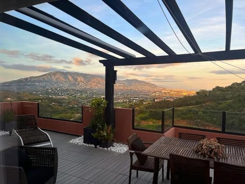 Balcony/Terrace, Dining area, Mountain view