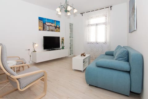 Communal lounge/ TV room, TV and multimedia, Living room, Seating area, Evening entertainment