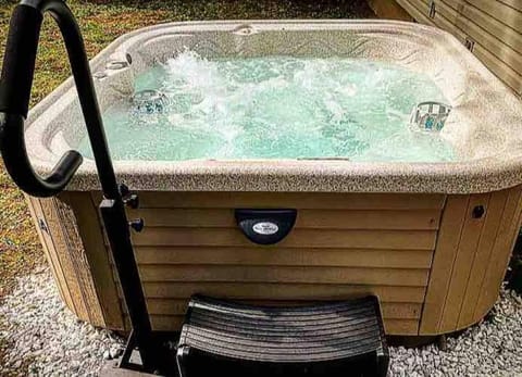 {Hot Tub in Ranch} Mins to Airport/UofR/Strng/Dwtn Haus in Rochester