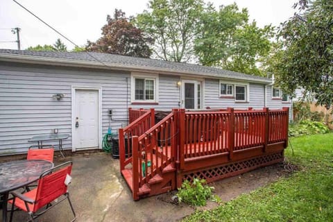 ~Ranch W/ Hot Tub~ by Arprt/Dtwn/UofR/RIT W/AC Haus in Rochester