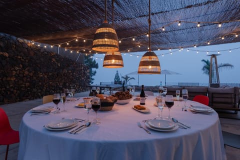 Restaurant/places to eat, Natural landscape, Food and drinks, Banquet/Function facilities, Dining area, Food, Sea view, Drinks