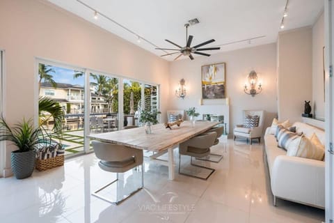 The PEARL Waterfront Home With Heated Pool By VIAC House in Wilton Manors