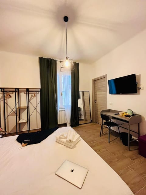 Bed, TV and multimedia, Photo of the whole room, Bedroom, towels