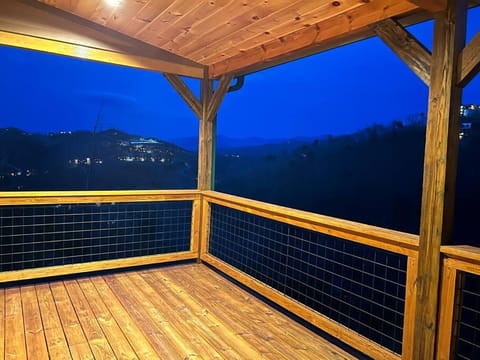 * * 4 Master Bedrooms, Views, Theater, Arcade, EVC Chalet in Gatlinburg