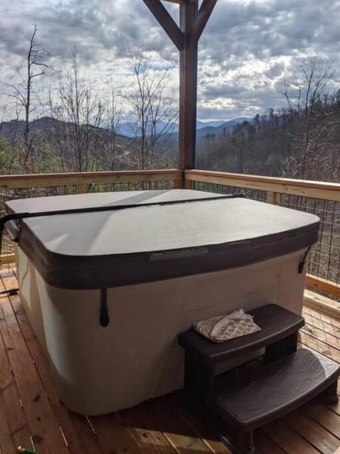 * * 4 Master Bedrooms, Views, Theater, Arcade, EVC Chalet in Gatlinburg