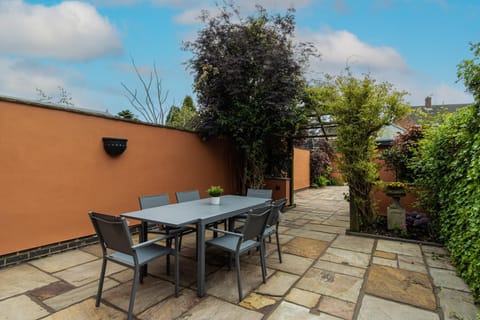 Patio, Garden, Garden, Dining area, Garden view