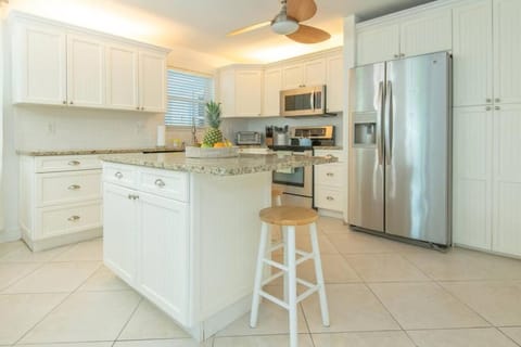 Kitchen or kitchenette, Dining area, dishwasher, minibar, pet friendly, stove, toaster