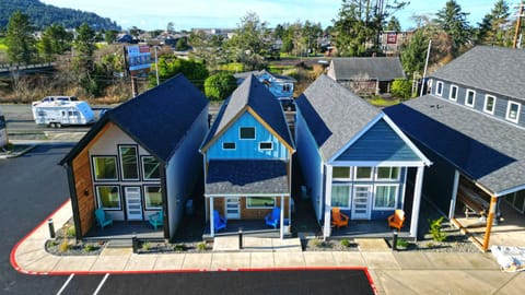 The Commons - Urban Coastal Lodging Chalet in Seaside