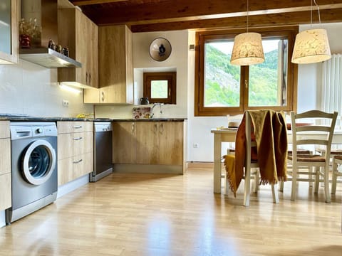 Dining area, kitchen