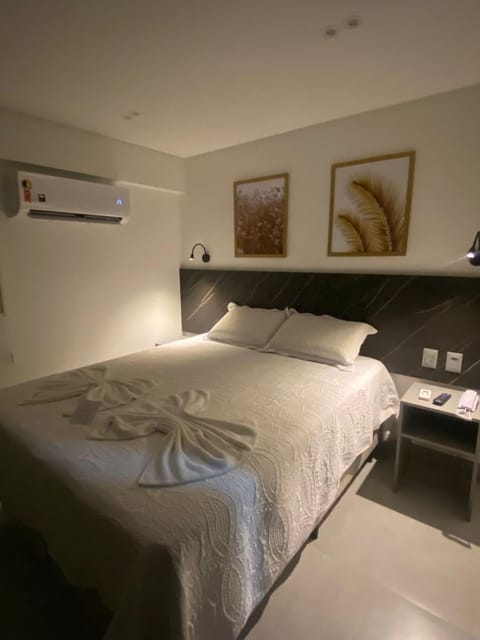 Bed, TV and multimedia, Photo of the whole room, Bedroom, minibar, oven, towels, air conditioner