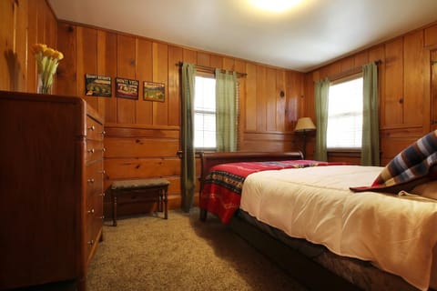 Ahwahnee-be Vintage Cabin - Walk to town! Casa in Idyllwild-Pine Cove