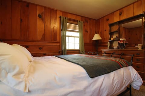 Ahwahnee-be Vintage Cabin - Walk to town! Haus in Idyllwild-Pine Cove