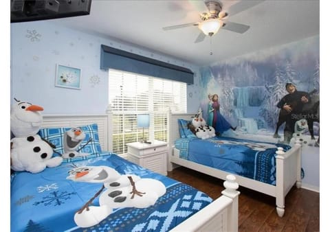 Penguins Retreat 5BR Pool Home Near Disney World House in Loughman