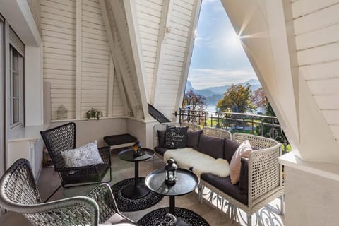 Balcony/Terrace, Living room, Seating area, Lake view, Mountain view