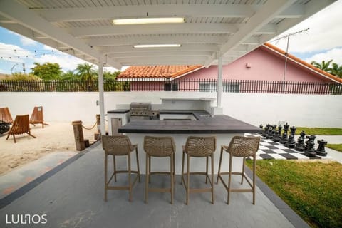 Patio, Day, Dining area