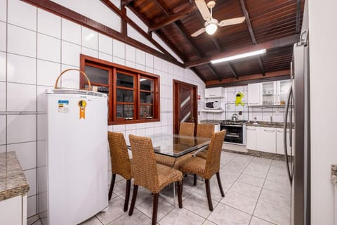 Ótima casa c/ piscina e 4 quartos em Jurere RDA030 House in Florianopolis