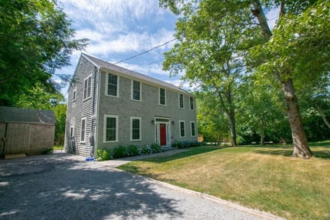 18825 - FULLY Renovated w Open Concept Newly Constructed Deck Less Than 1 Mile to Beach House in Brewster