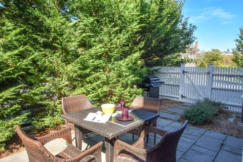 11121 - Spectacular Roof Top Deck Private Patio and Central AC Casa in Provincetown