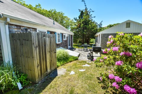15556 - Walk to Skaket Beach or Bike to Rail Trail w Outdoor Shower SUP Board Ping Pong Table Casa in Orleans