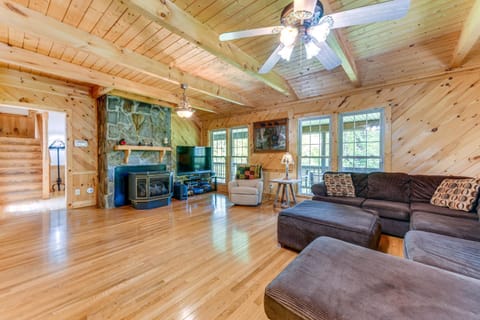 Peaceful Maggie Valley Cabin with Mountain Views! House in Ivy Hill