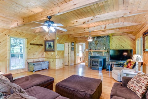 Peaceful Maggie Valley Cabin with Mountain Views! Maison in Ivy Hill