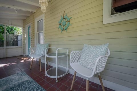 Serene Beachy Bungalow with Large Screened Porch! House in Tampa