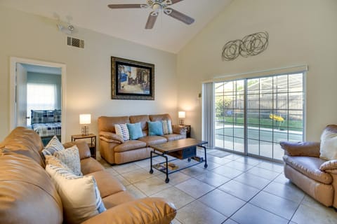 Sunny Kissimmee Home with Pool about 12 Mi to Disney! Casa in Kissimmee