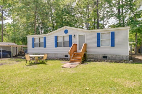 Cozy Supply Vacation Rental with Yard 2 Mi to Beach House in Lockwoods Folly