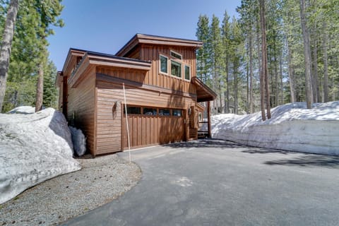 Luxurious Tahoe Donner Home with Golf Course Views! Casa in Truckee