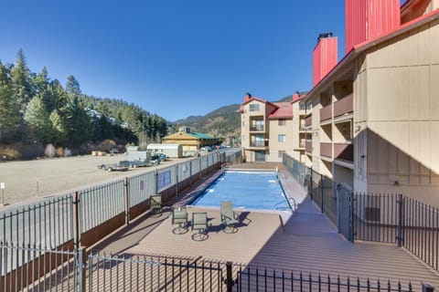 Ski-In Red River Retreat Balcony, Mountain Views! Apartment in Red River