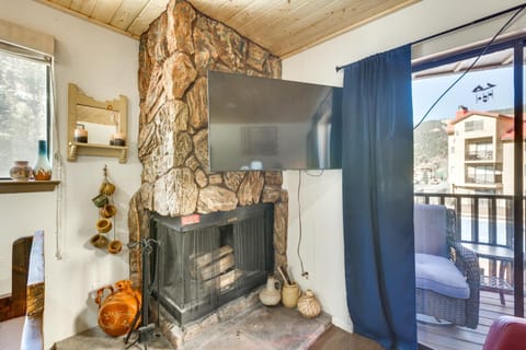 Ski-In Red River Retreat Balcony, Mountain Views! Apartment in Red River