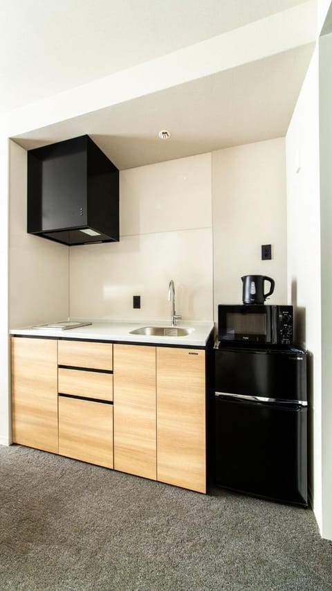 Kitchen or kitchenette, minibar, stove