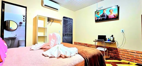 Bed, TV and multimedia, Photo of the whole room, Bedroom, towels, air conditioner