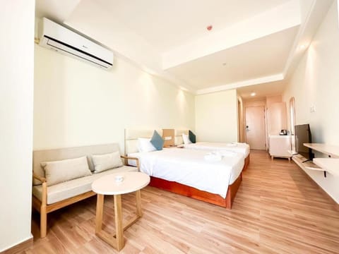 Communal lounge/ TV room, Bed, Seating area, Bedroom, air conditioner