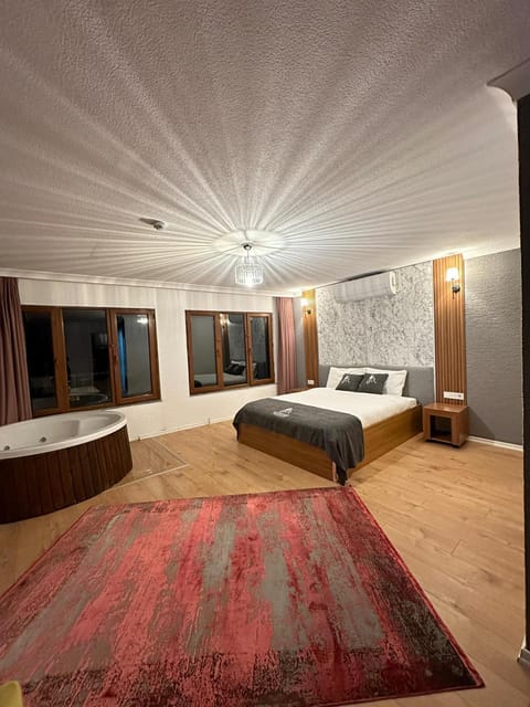 Bed, Hot Tub, Bedroom