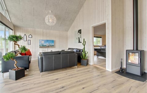 Nice Home In Blvand With Kitchen Haus in Blåvand