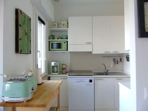 Kitchen or kitchenette, dishwasher, toaster