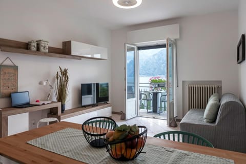 TV and multimedia, Living room, Seating area, Dining area, Lake view