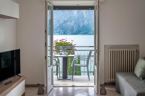 Balcony/Terrace, Living room, Lake view, Mountain view