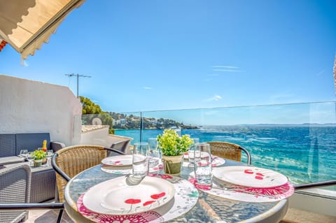 View (from property/room), Balcony/Terrace, Seating area, Sea view