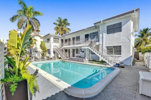 Waves On Desoto Studio With Pool # 3 Condo in Hollywood Beach