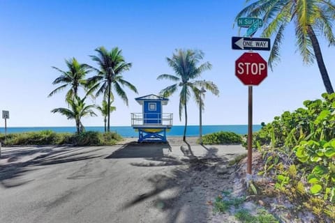 Waves On Desoto 1 Bed Pool View # 6 Apartment in Hollywood Beach