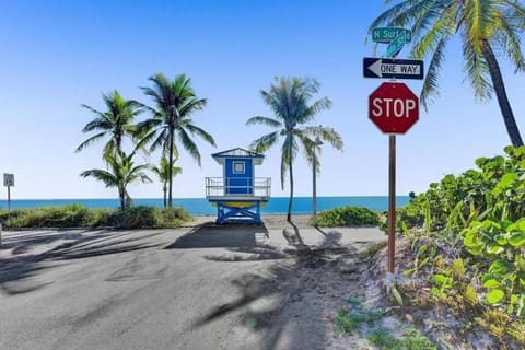 Waves On Desoto Beautiful Studio # 7 Apartment in Hollywood Beach