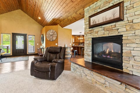 Larkspur Hills 5 BR Villa w/ Stunning Mountain Views & Hot Tub Chalet in North Lawrence