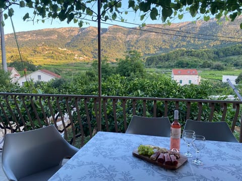 Day, Natural landscape, View (from property/room), Dining area, Mountain view
